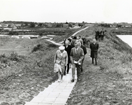 841017 Afbeelding van het bezoek van Koningin Juliana aan het ruilverkavelingsgebied Maarsseveense Plassen bij ...